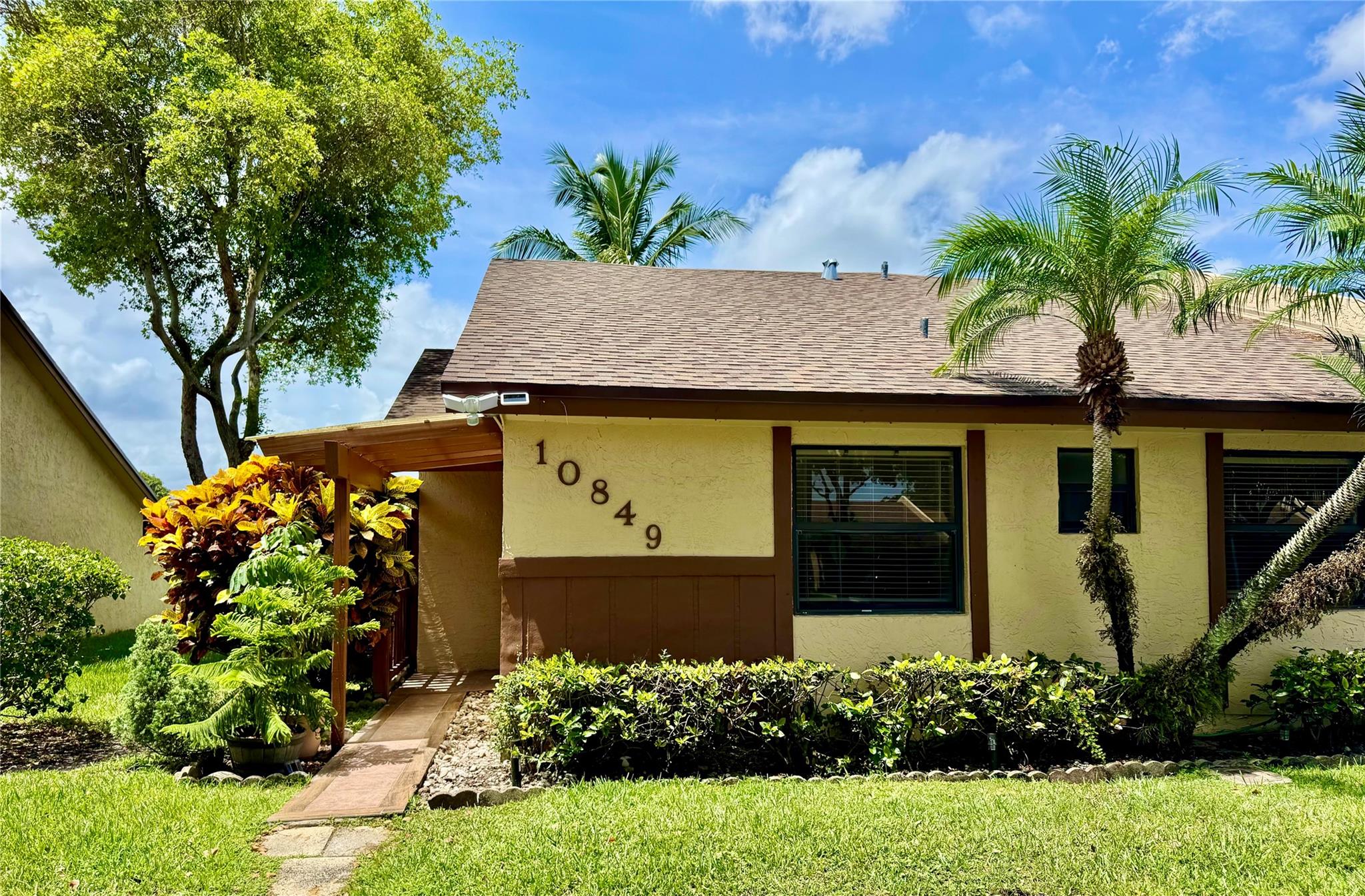 Welcome to this beautifully updated 3-bedroom, 2-bathroom home nestled on a serene waterfront lot. Featuring sleek tile flooring throughout, modernized bathrooms, and an oversized screened-in patio. Perfect for relaxing or entertaining while enjoying peaceful water views.
This home includes a convenient in-unit washer and dryer and lawn maintenance is included in the rent for easy living.
Ideally located near top-rated schools, dining, the Sawgrass Mall, and quick access to the Sawgrass Expressway—offering the perfect blend of comfort and convenience.
Don’t miss out on this rare rental opportunity!