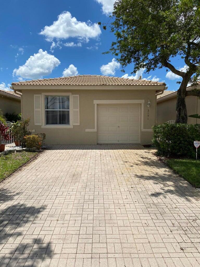 Well located 3/2/1 villa facing park in ultra convenient Andros Isle. Park is directly across the street. All flooring is hard., no carpet. Updated and open Kitchen w sliding door to front patio for BBQ., White cabinets. Large Walk In Closet in MBR. Twin sinks in Main Bth. with step in Shower. Split Bedroom. 2 car paver driveway. Fenced front courtyard for small children or pet. Cooperative Landlord. 24/7 staffed gate plus in home security system. Basic CATV, WiFi,Broadband,, lawn care, resort clubhouse facility w heated pool, big Fitness Center, Playground, Tennis, Bocce, Pickleball. Private road to Publix. High Privacy Values. No age restrictions. Pet ok.