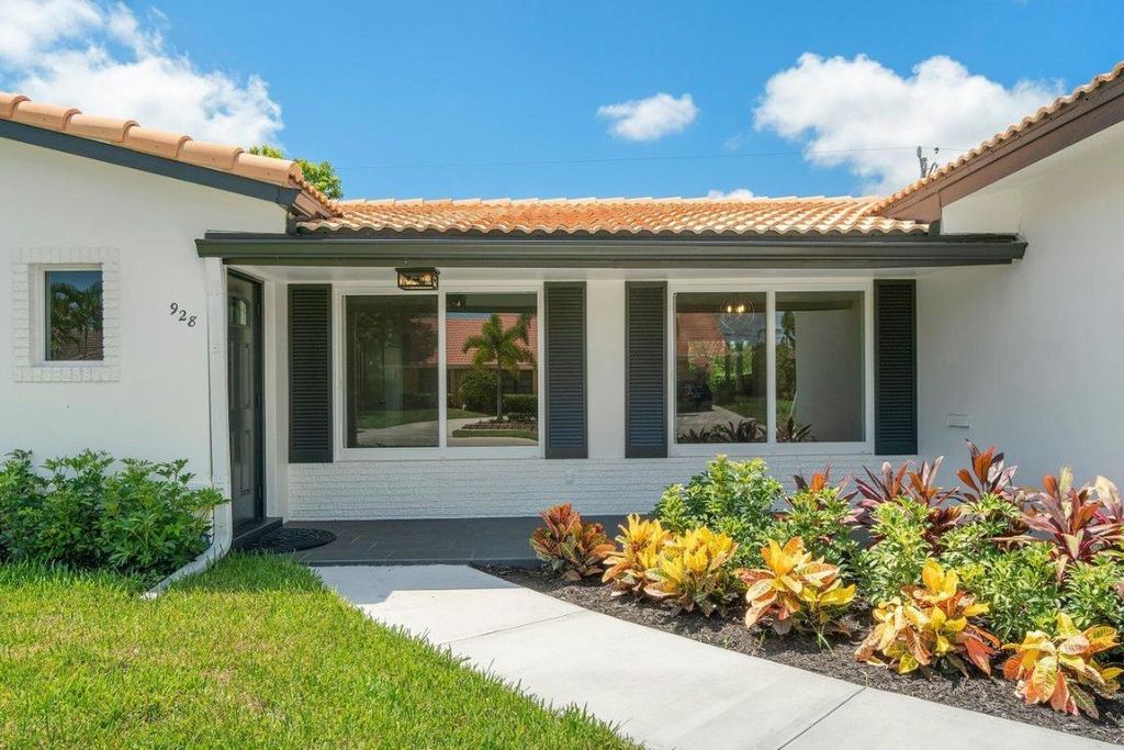 Photo of 928 SW 4th Street, Boca Raton, FL 33486 (MLS # R10996267)
