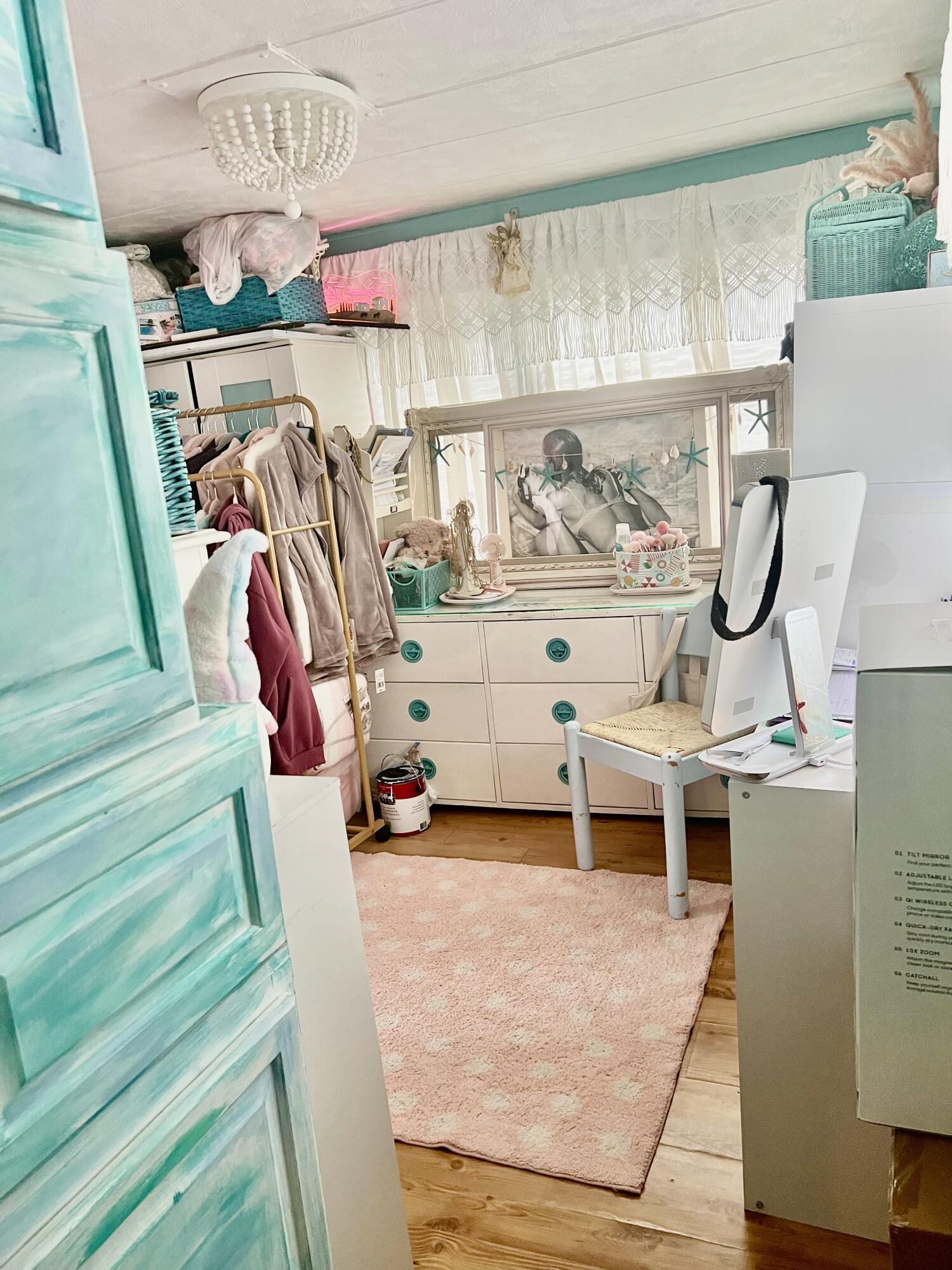 COUNTRY KNOLLS - Residential