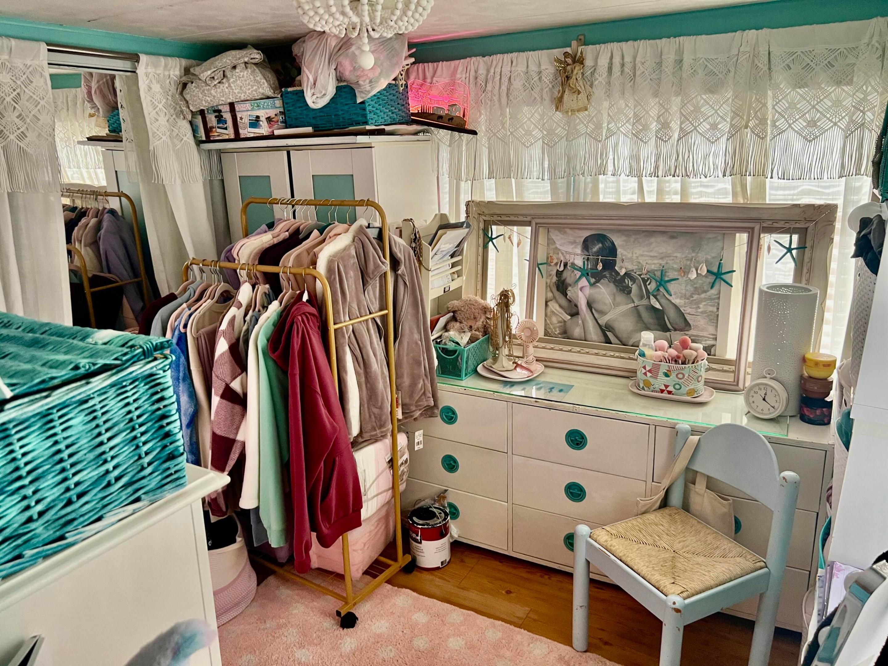 COUNTRY KNOLLS - Residential