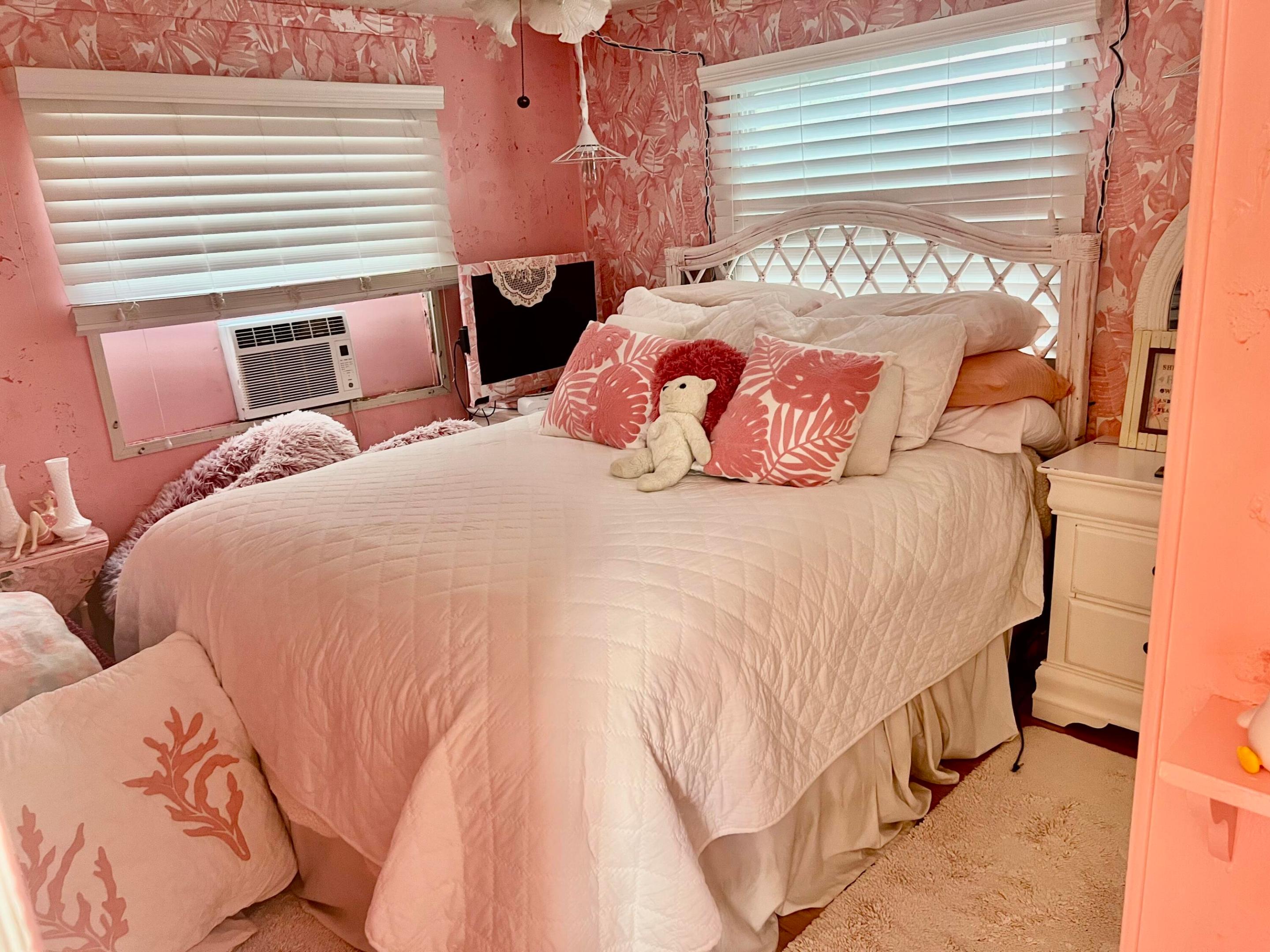 COUNTRY KNOLLS - Residential