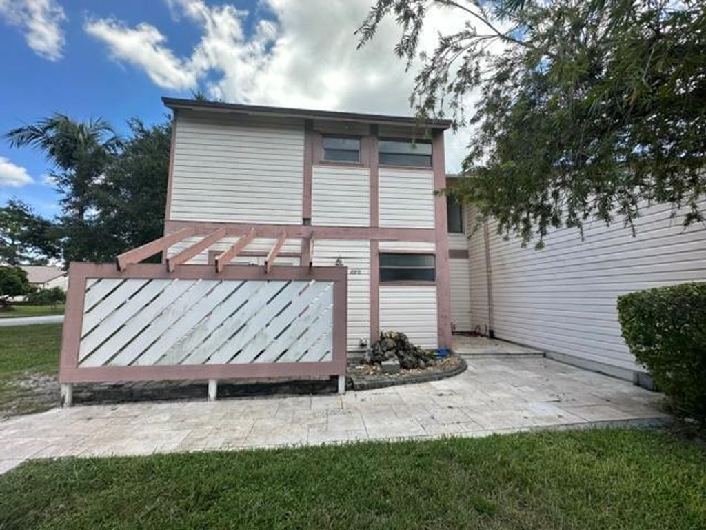Photo of 139 Sherwood Circle #22a, Jupiter, FL 33458 (MLS # R10911243)