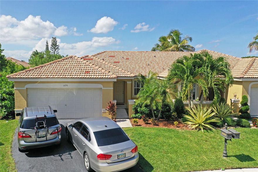 Beautiful home in Savanna, has everything you have been looking for. Great cul-de-sac location and gorgeous water and garden views. The house is very luminous and welcoming and it has been tastefully remodeled. Modern white cabinets in the kitchen, stone countertops, and stainless steel appliances. Open concept with a very practical and comfortable plan layout. Neutral colors throughout. The back porch is perfect for afternoon relaxing while looking at the gorgeous view of the ample garden. Access to all the wonderful amenities of the community: swimming pools, multi-purpose field, roller hockey rink, basketball court and playground, among others. Limited showings to pre-qualified tenants