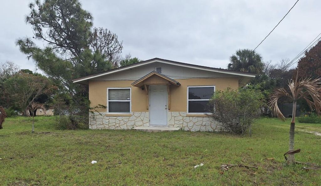 Photo of 610 N 21st Street, Fort Pierce, FL 34950 (MLS # B26007088)