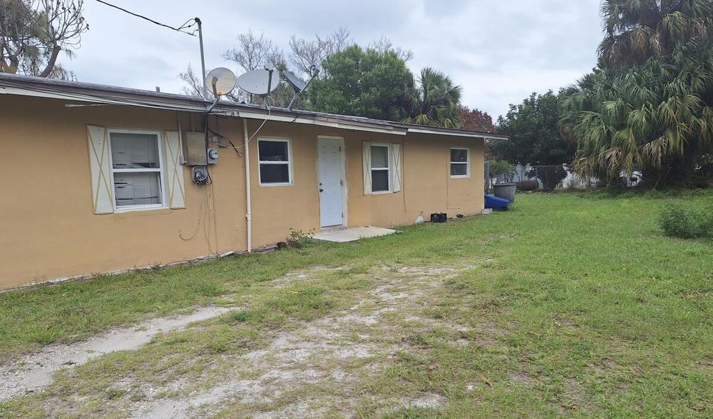 Photo of 610 N 21st Street, Fort Pierce, FL 34950 (MLS # B26007088)