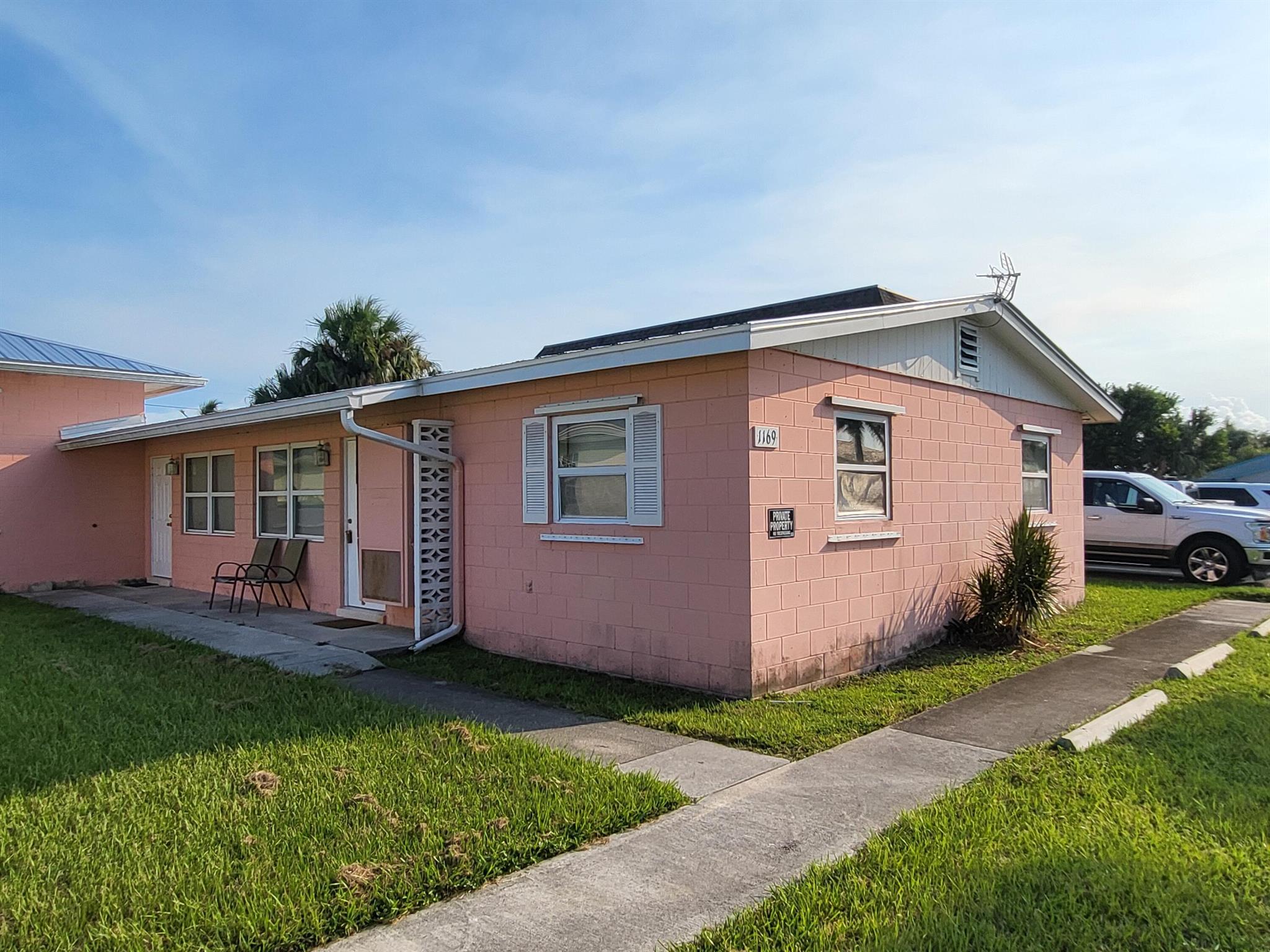 Adorable 2/1 condo steps from the beach.