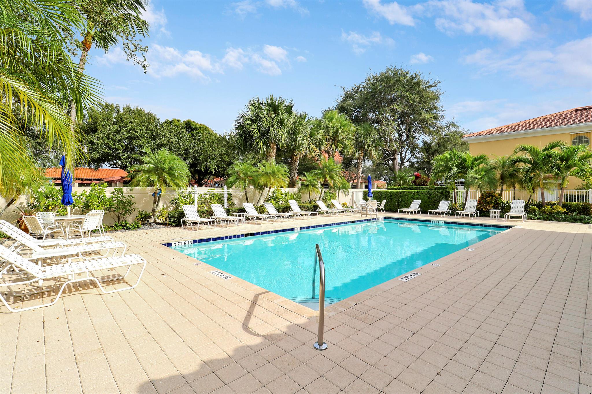 TEQUESTA OAKS - Residential