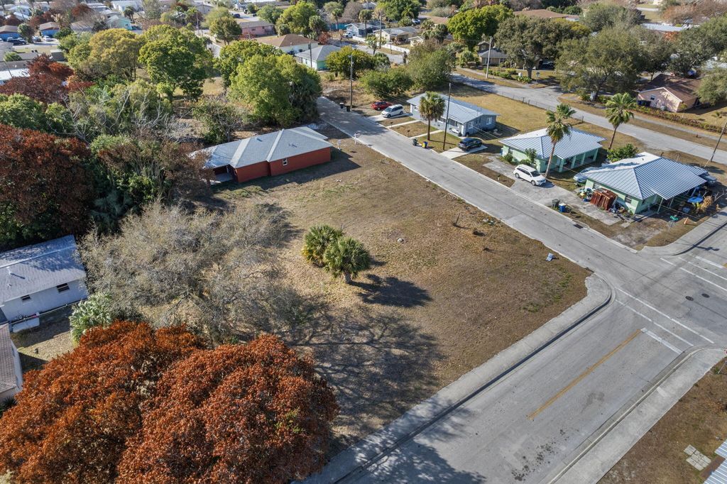 Photo of 1403 Avenue J, Fort Pierce, FL 34950 (MLS # B26001951)