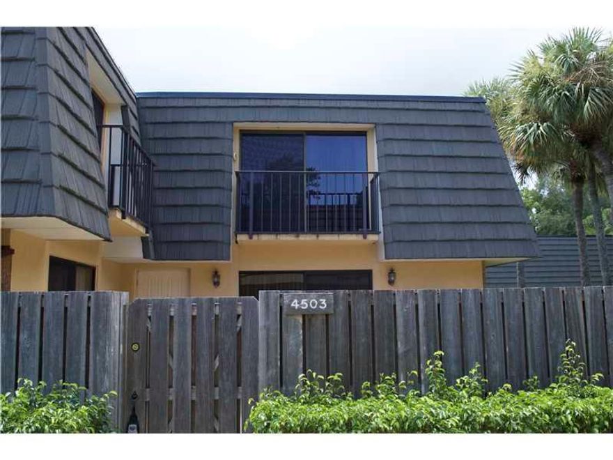 2/2.5 TOWNHOME IN VILLAGE OF SANDAL WOOD LAKES.  LARGE FENCED IN COURTYARD PATIO GREAT FOR ENTERTAINING. CLOSE TO SHOPPING, RESTAURANTS AND SCHOOLS.