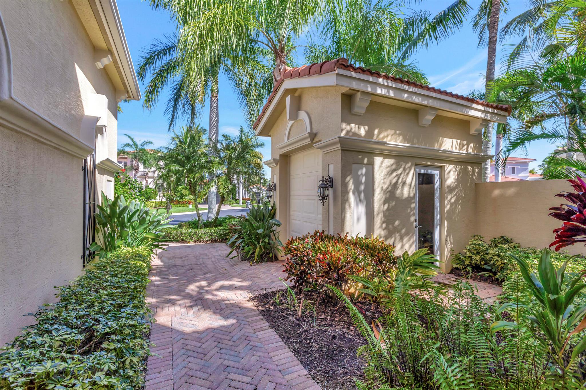 MIRASOL PAR 16 - Residential