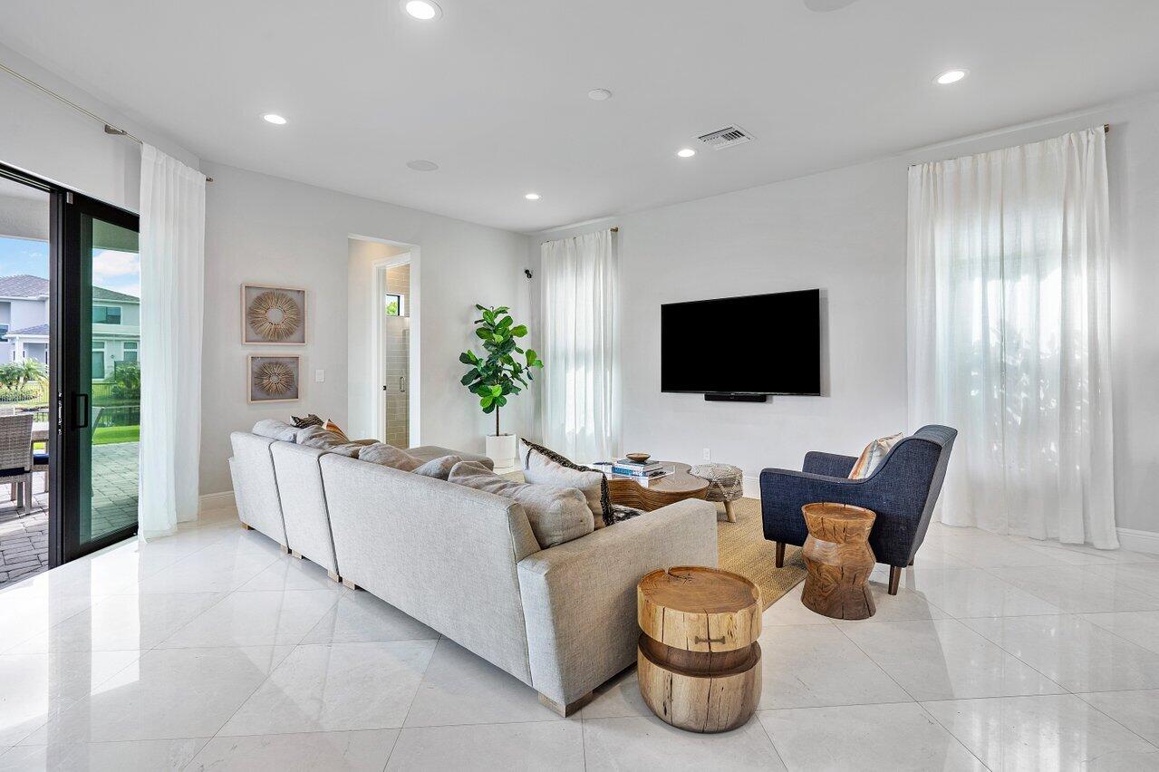 ROYAL PALM POLO - Residential