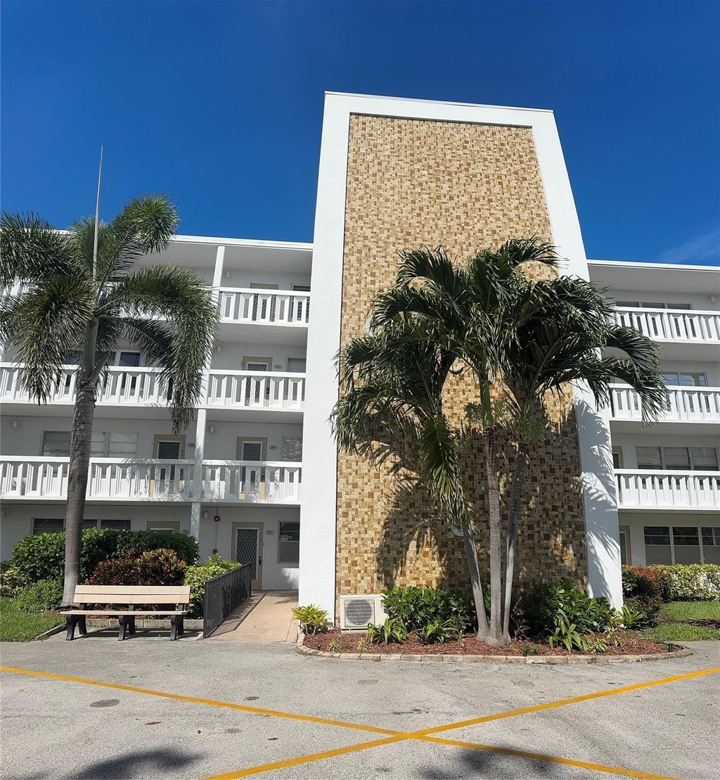 Photo of 1051 Cambridge C #1051, Deerfield Beach, FL 33442 (MLS # F10515071)