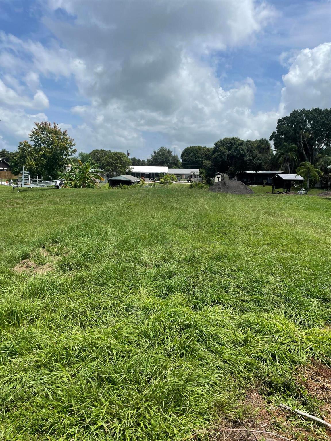 GREAT OPPORTUNITY TO OWN THIS HIGH AND DRY PARCEL. 75 FEET OF WATERFRONT, NAVIGABLE, WITH EASY ACCESS TO LAKE OKEECHOBEE.