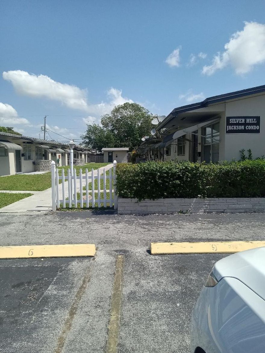 Small 12 unit complex very close to I95 for easy, quick access. 1.5 miles to downtown night life and 3 miles to Hollywood Beach. New roof has been installed and inspected July 2025 and paid for, laundy room on the property.