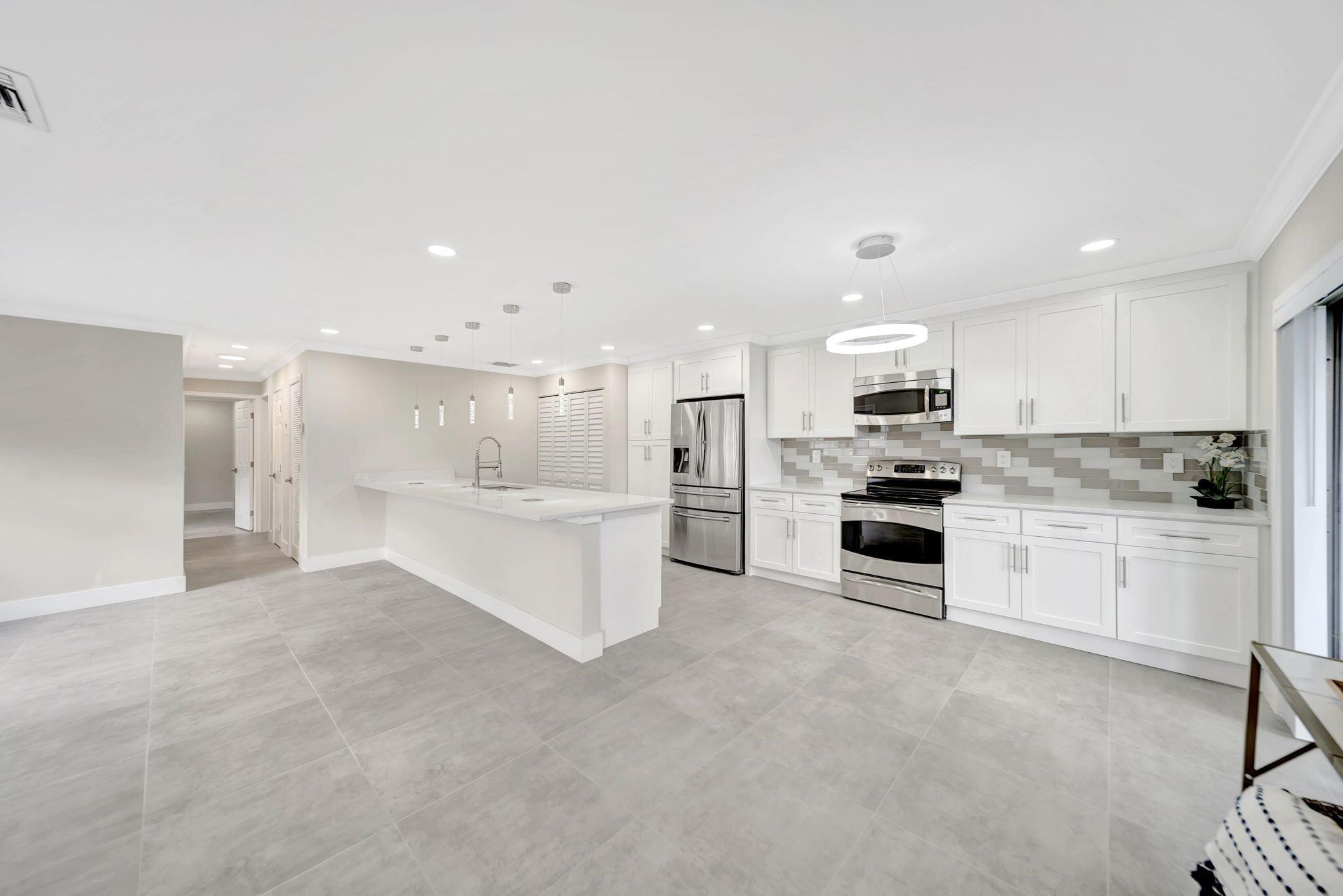 DELRAY VILLAS 3 - Residential