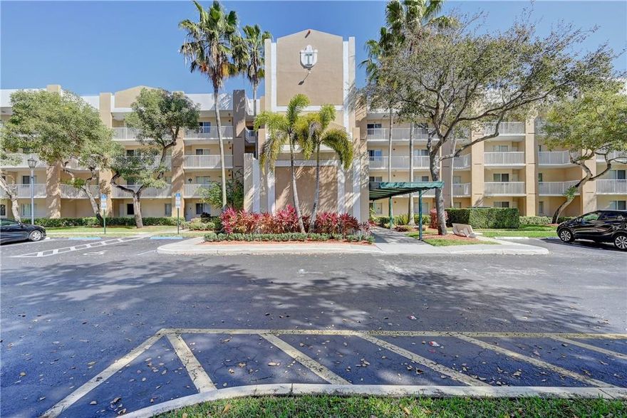 Recently renovated, beautiful 2 bedroom 2 bathroom unit in the community of Weldon in Kings Point. This gated community offers bus transportation, theatre, movies, indoor and outdoor pool, and much more. This spectacular unit has BRAND NEW, WASHER, DRYER, AC, WATER HEATER, and DISHWASHER. 55+ Community. NO PETS.