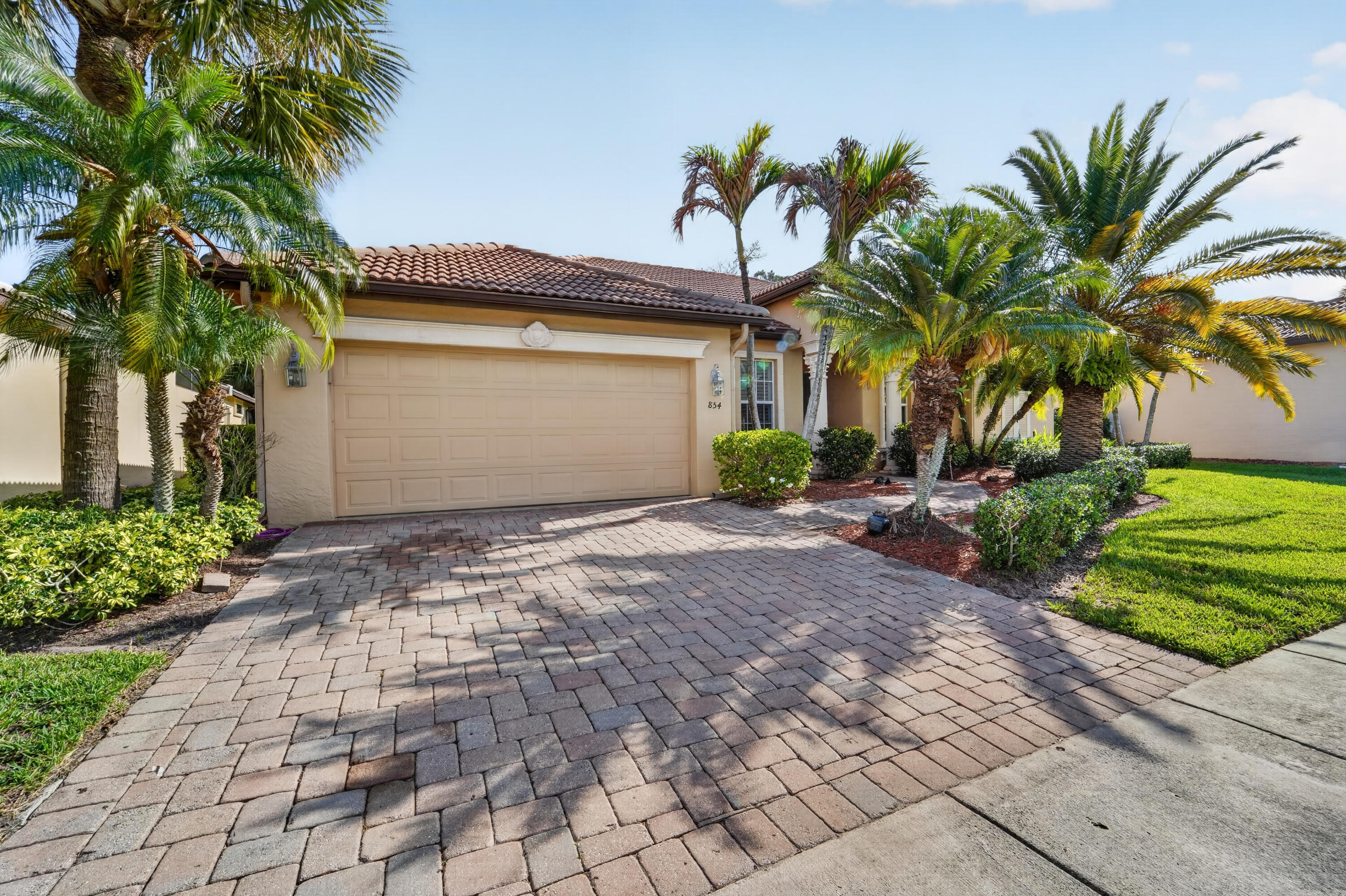 854 SW Saint Tropez Court