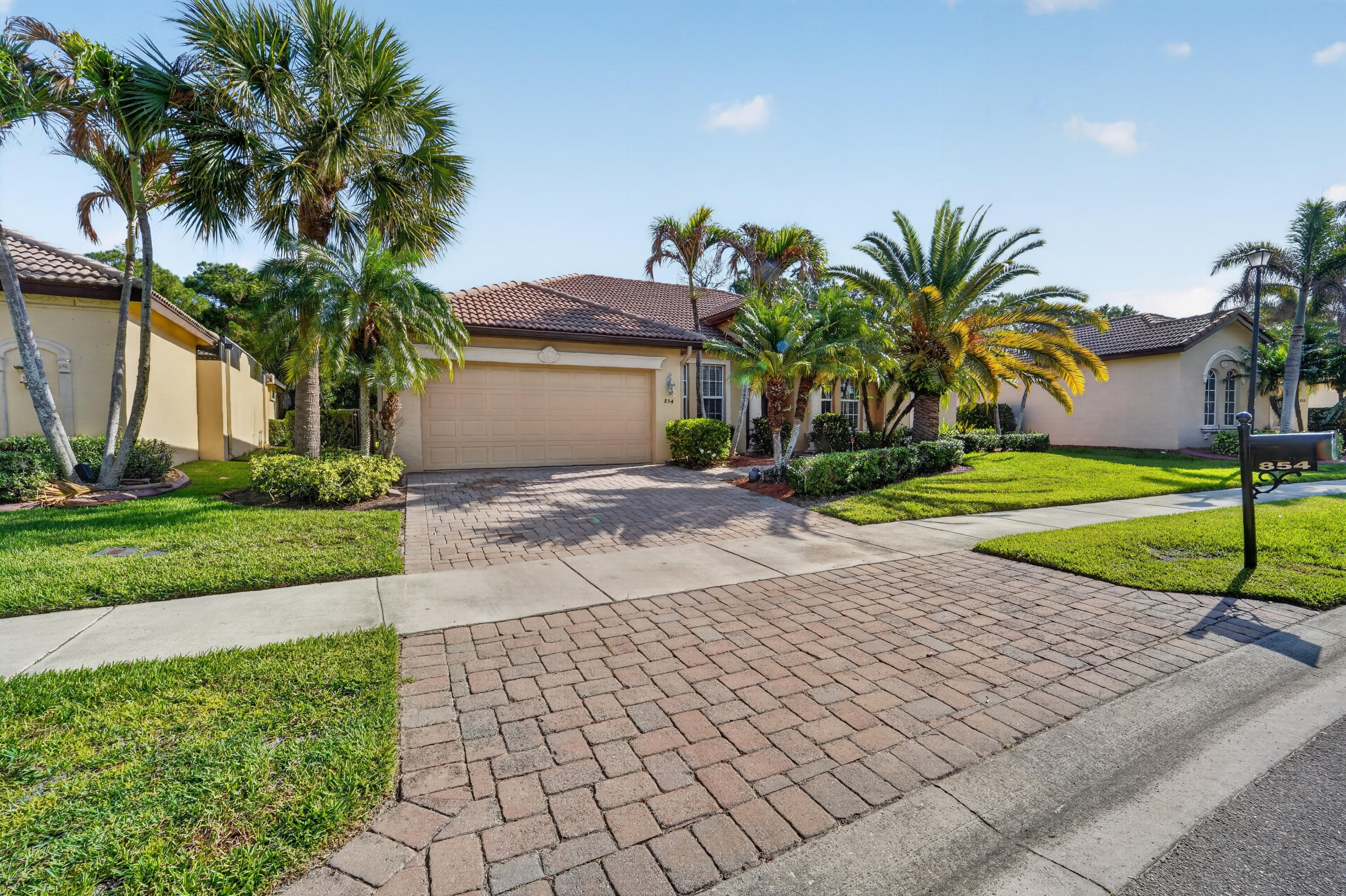 854 SW Saint Tropez Court