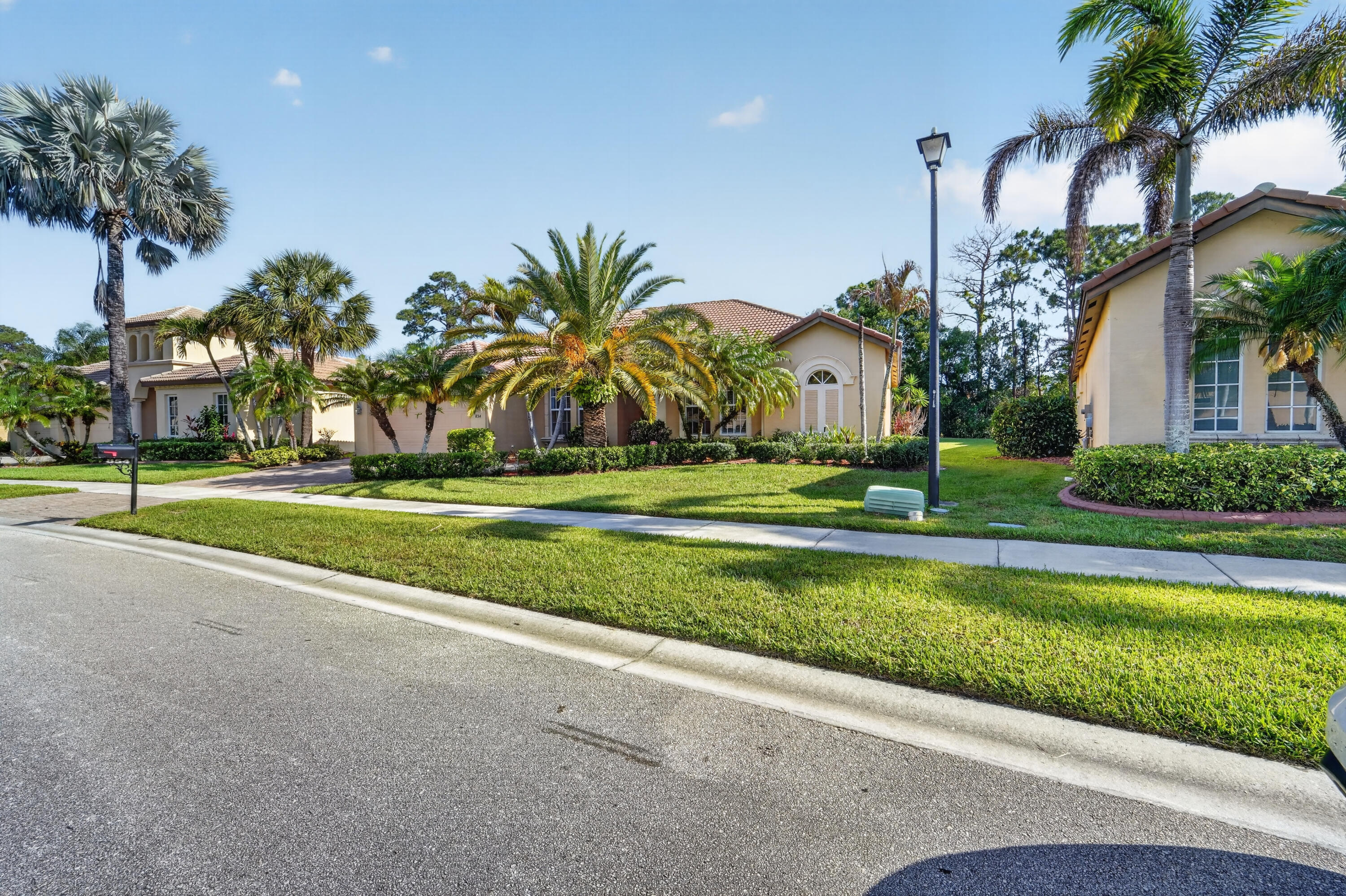 854 SW Saint Tropez Court
