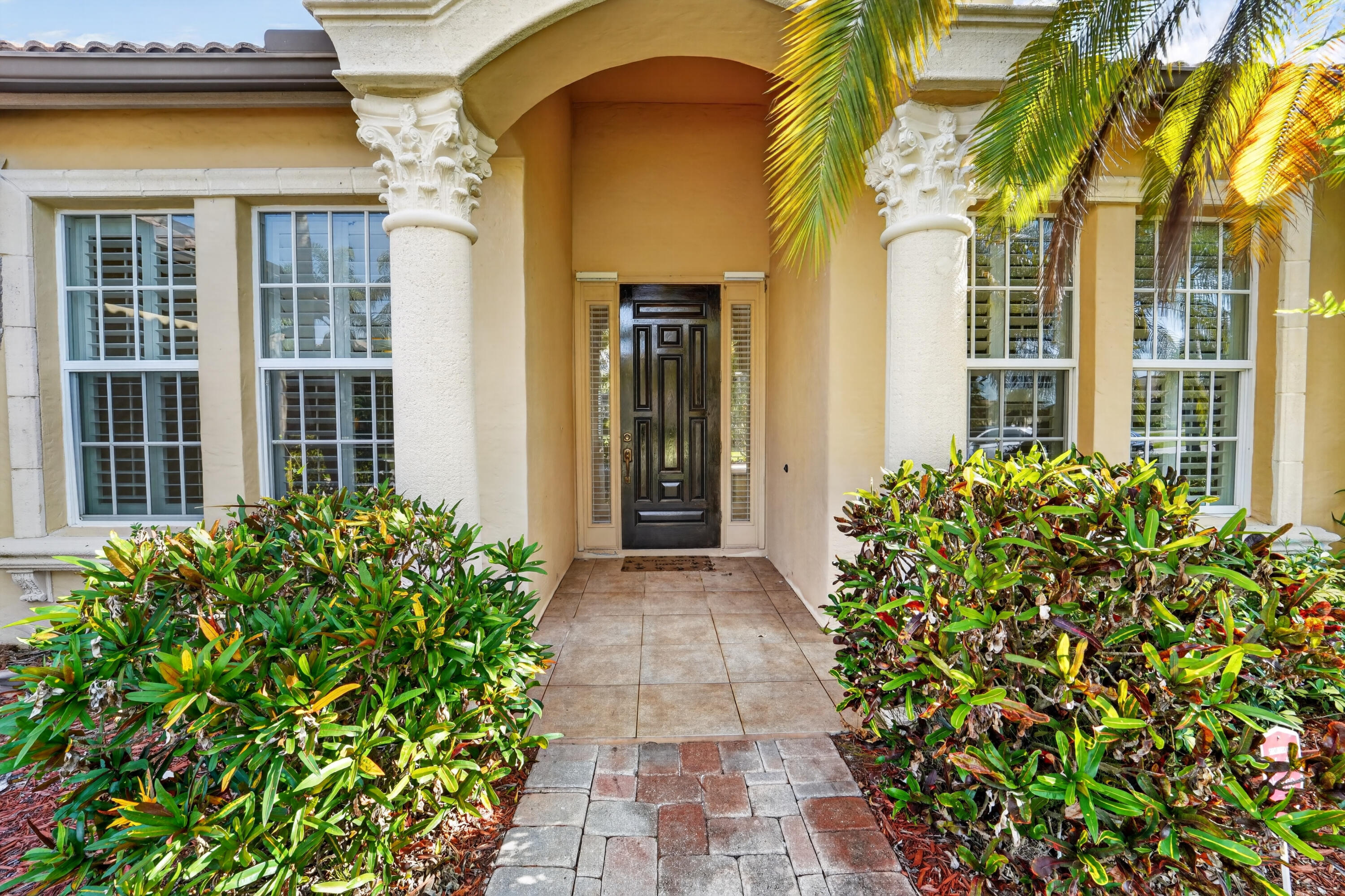854 SW Saint Tropez Court
