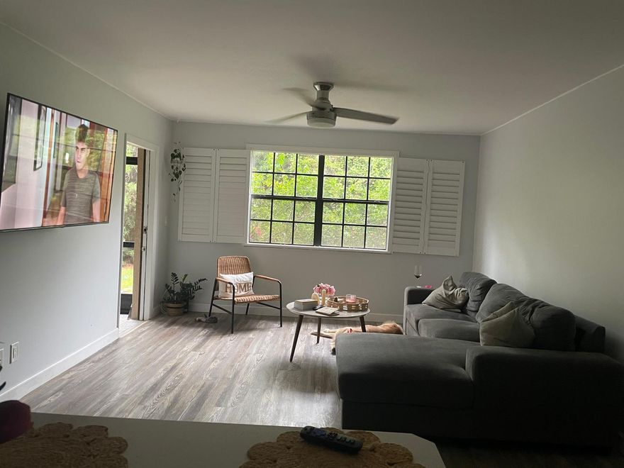 Beautiful apartment renovated close to US1 and Port st lucie blvd, near to Sam's Club and shopping store. is located in the first floor has a screen patio with view to the garden, located in a nice and calm community with access to the pool.