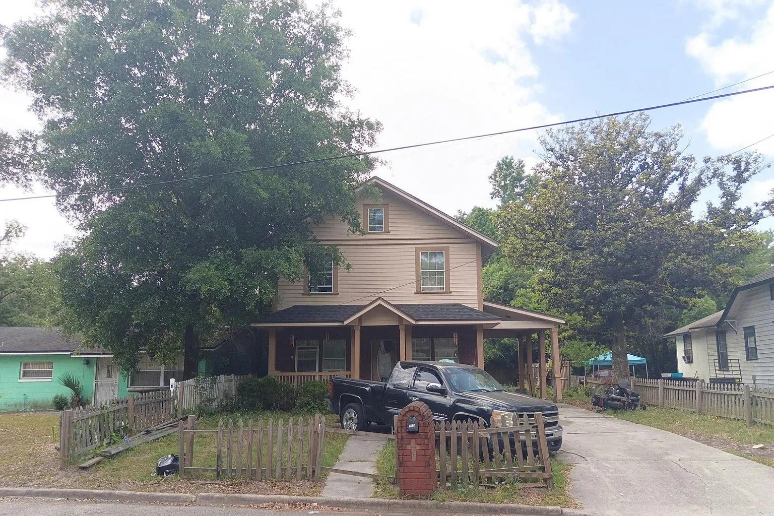 Foreclosure Auction Ends July 22, 2025 at 11:00 AM EST. Discover this inviting 4-bedroom, 3-bathroom home in a convenient Jacksonville location. The list price is the opening bid for the online auction. Sold As-is with Clear Title. Explore more details and submit your bid through Federa Home App.