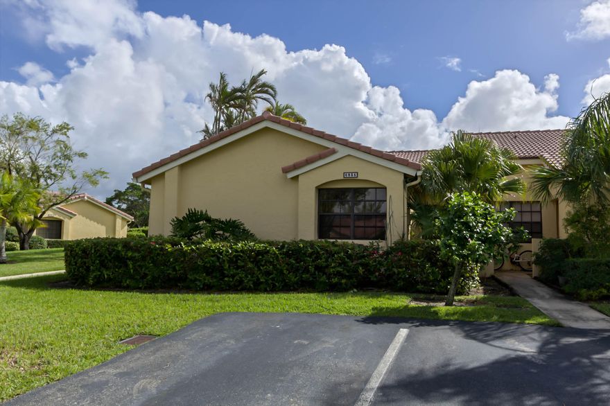 GREAT 3 BD/ 2BA VILLA IN THE HEART OF CENTRAL BOCA RATON!  LARGE CORNER UNIT IN NEWER SECTION OF THORNHILL LAKE, WITH LOTS OF GREEN SPACE ALL AROUND.  GLASSED IN SUNPORCH, TILE FLOORS IN LIVING AREA, STAINLESS STEEL APPLIANCES, THIRD BEDROOM USED AS DEN OR BEDROOM. TWO ASSIGNED PARKING SPACES, COMMUNITY POOL AND CABANA, AMPLE PARKING, BEAUTIFULLY MAINTAINED COMMUNITY CLOSE TO SHOPS, RESTAURANTS, HOUSES OF WORSHIP, I-95 AND TRNPK. THIS IS A GEM!!!!!