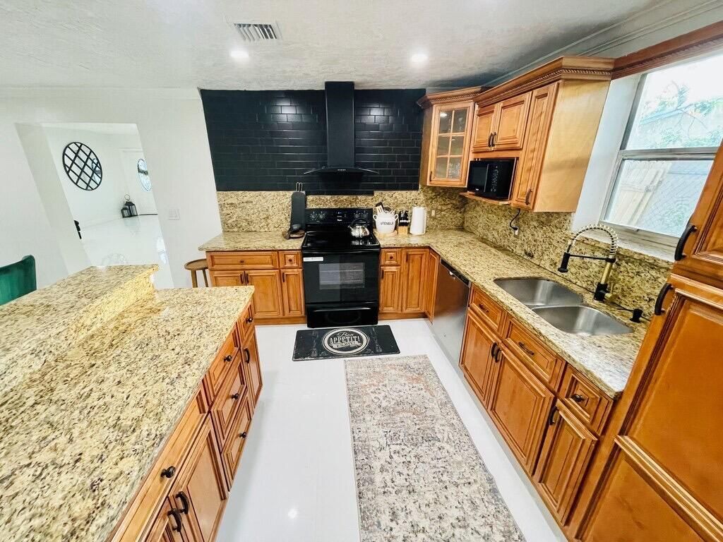 Photo of 5537 SW 6th Street, Margate, FL 33068 (MLS # B26018996)