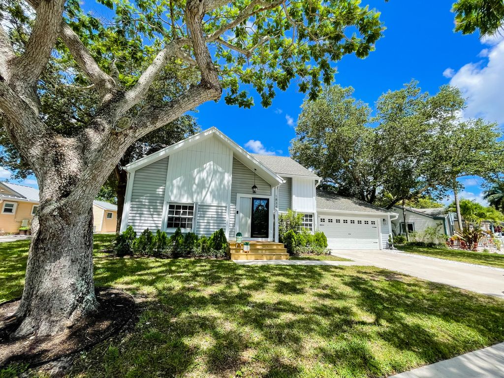 Photo of 18345 Jupiter Landings Drive, Jupiter, FL 33458 (MLS # R10802842)