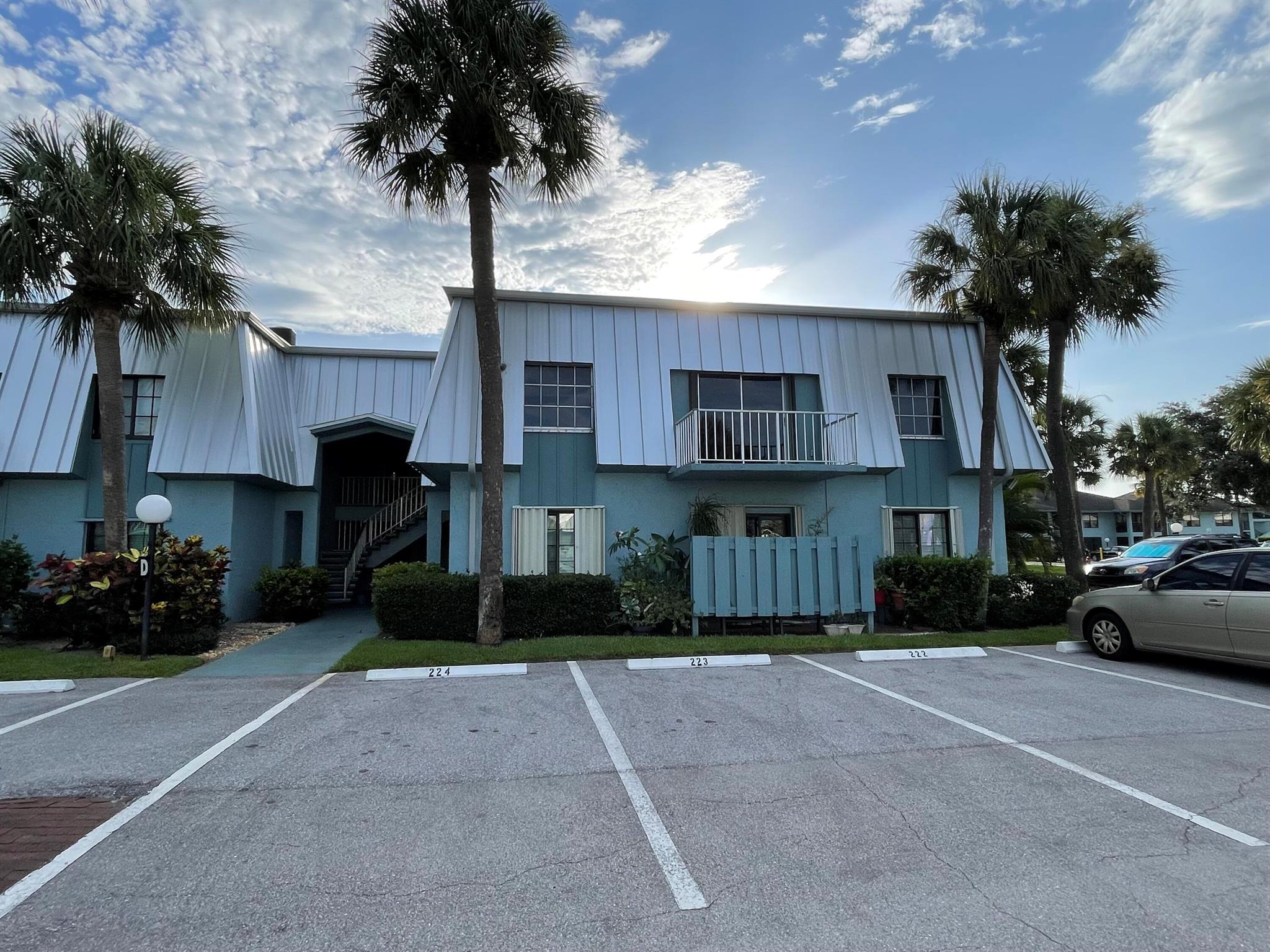 Cute 2/2 in POPPLETON CREEK! Tile throughout. Perfect location close to downtown Stuart and shopping. Close to Beaches. Only unit in its location on the corner no other unit next to it. Amenities include community pool , clubhouse, extra storage. Laundry Facility right next to unit.