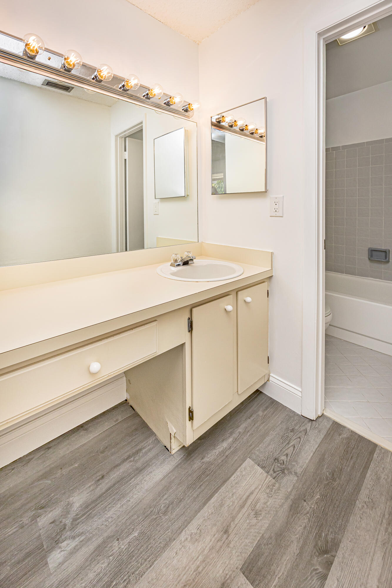 GOLDEN RAINTREE IV-B CONDO - Residential