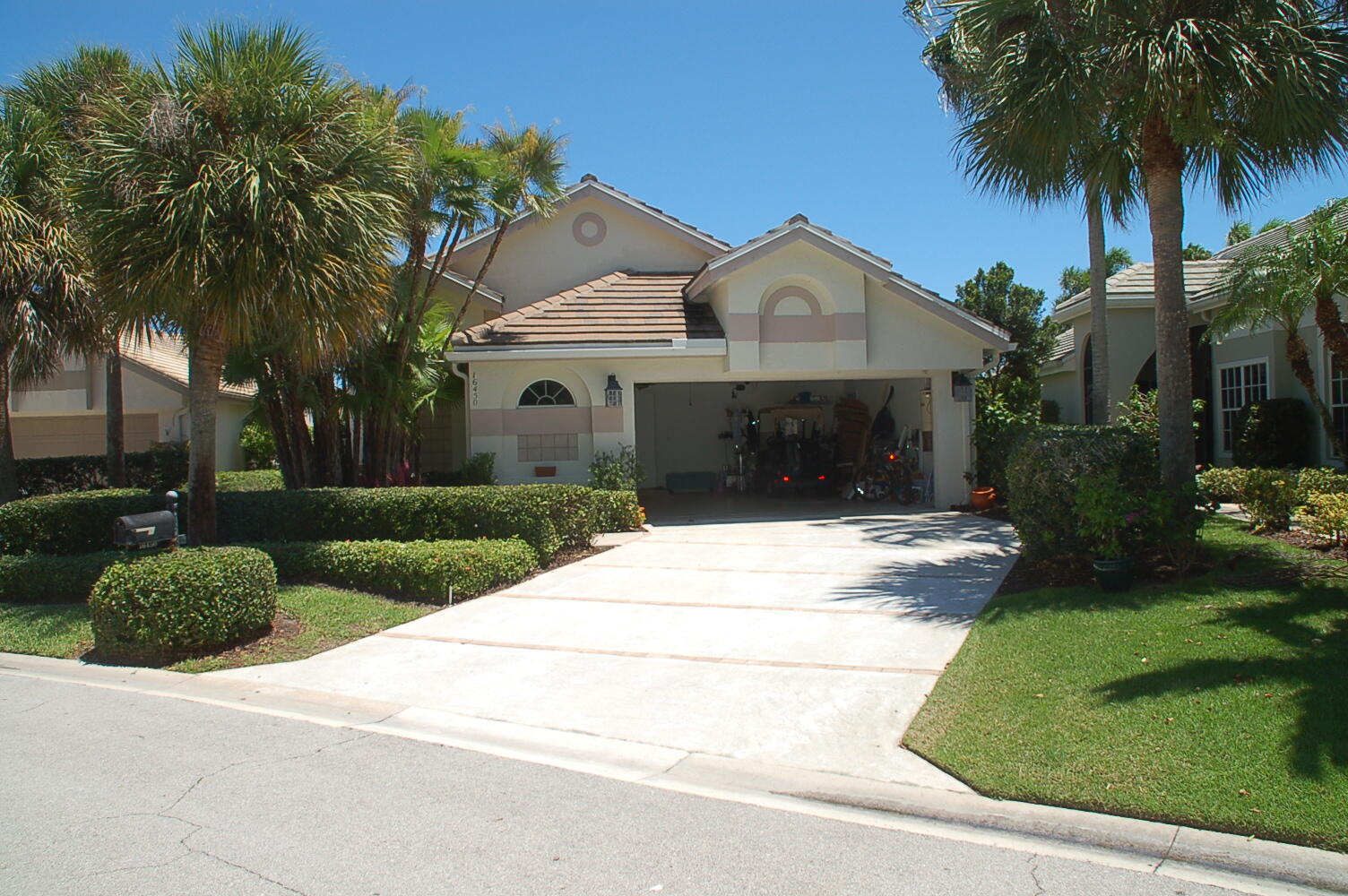 Available June 1, 2023 through October 31, 2023. Recently updated single Family Home, 3 bed 2.5 Bath. In Jonathan's Landing, Jupiter. Close to Beach, water front Restaurants, 25 minutes to PBI Airport and Palm Beach.