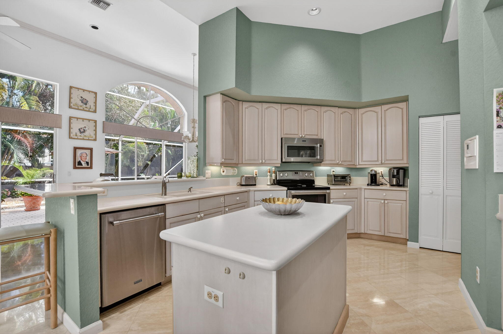 LAUREL POINTE - Residential