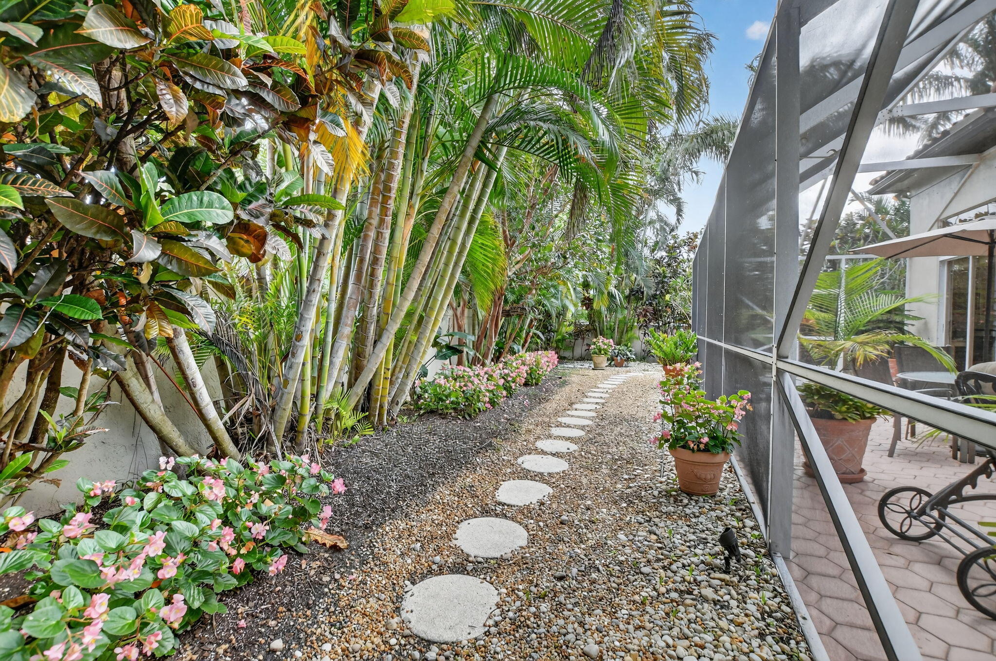 LAUREL POINTE - Residential