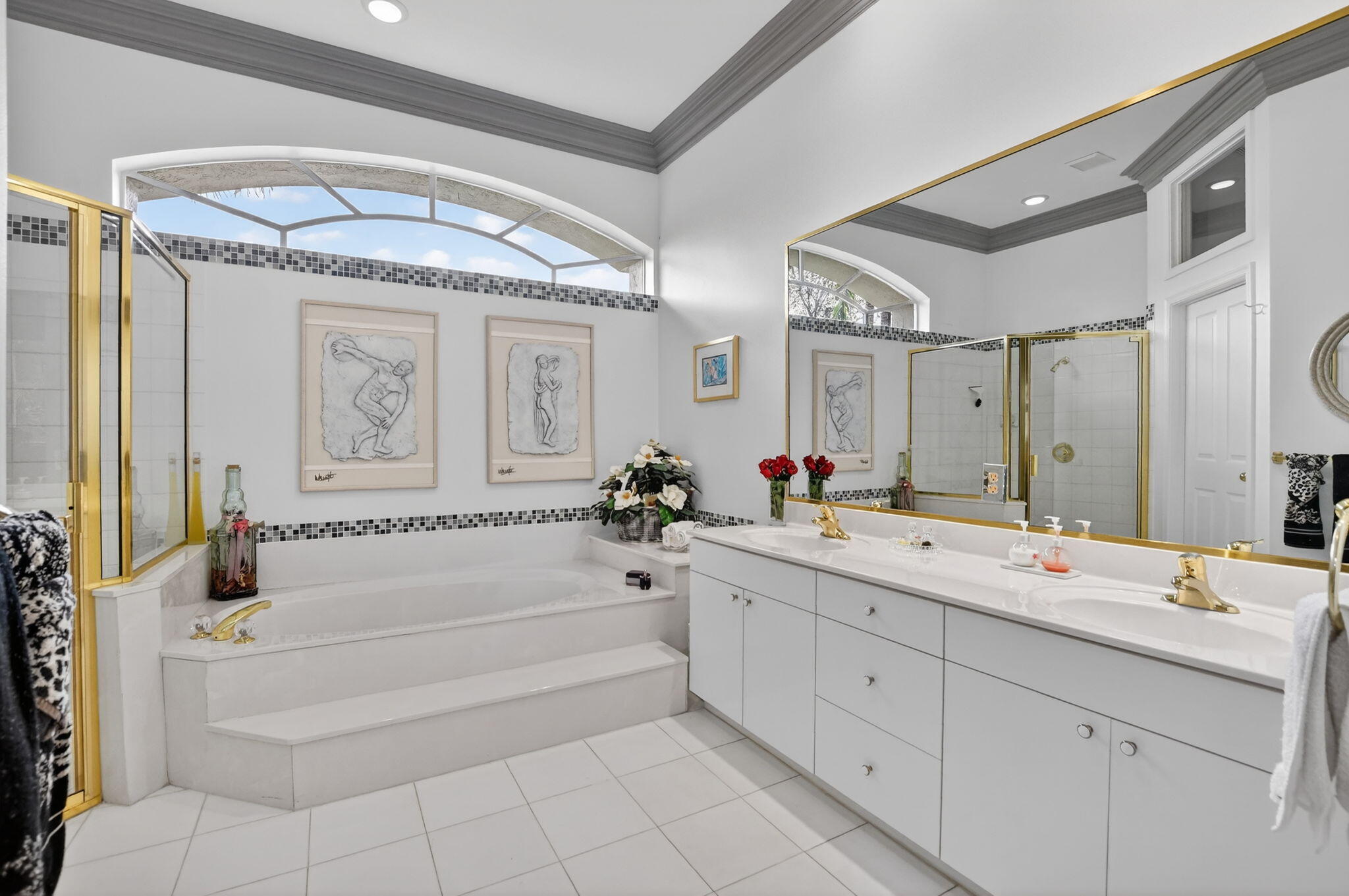 LAUREL POINTE - Residential