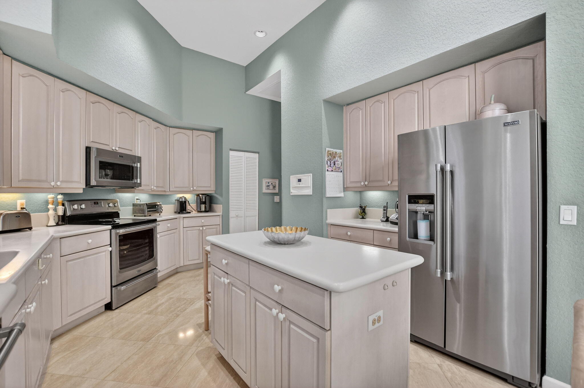 LAUREL POINTE - Residential