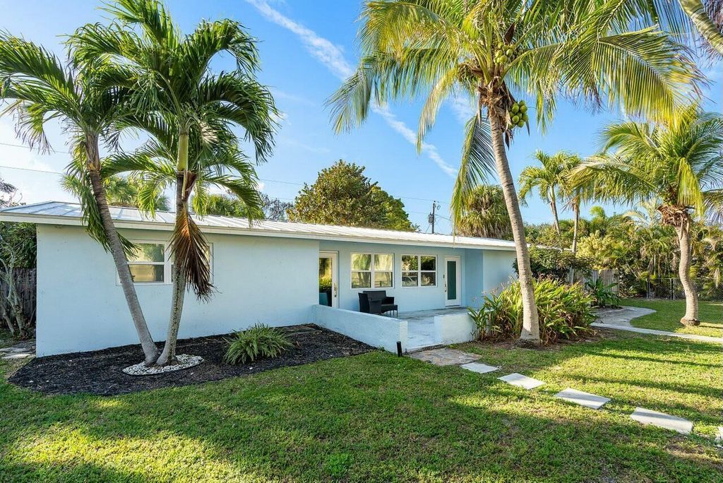 Photo of 8719 N 40th Terrace, Palm Beach Gardens, FL 33410 (MLS # R11070354)