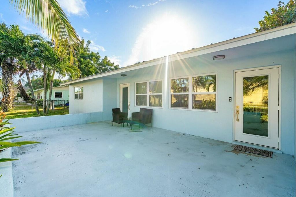 Photo of 8719 N 40th Terrace, Palm Beach Gardens, FL 33410 (MLS # R11070354)