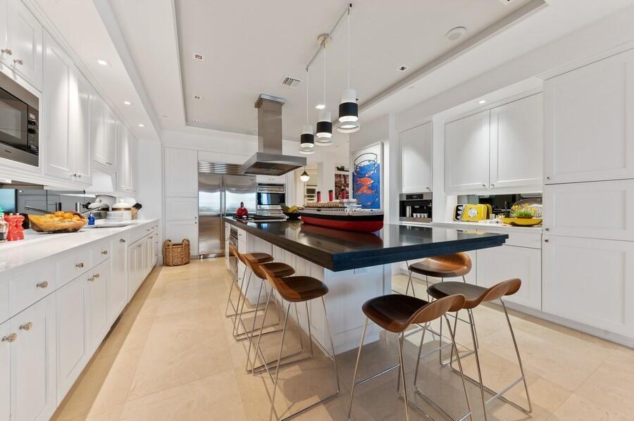 ONE WATERMARK PLACE - Residential