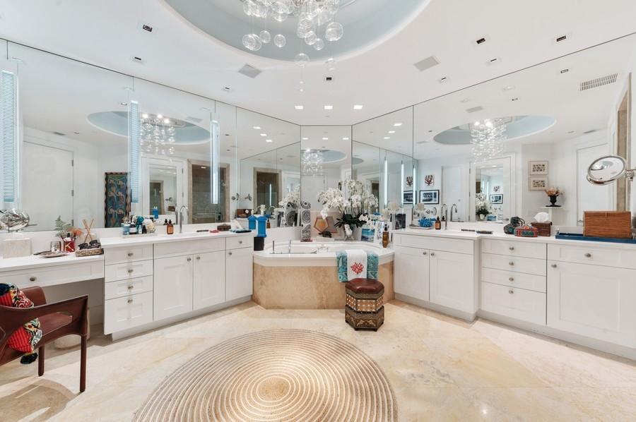 ONE WATERMARK PLACE - Residential