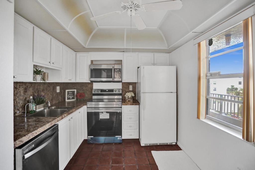 18TH HOLE AT INVERRARY CO - Residential