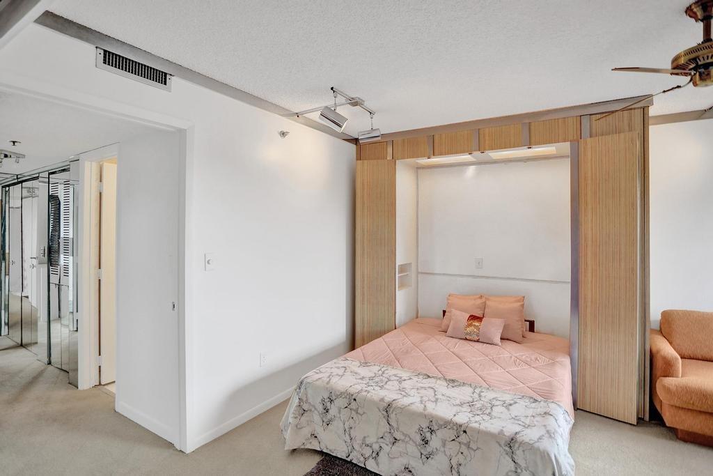 18TH HOLE AT INVERRARY CO - Residential