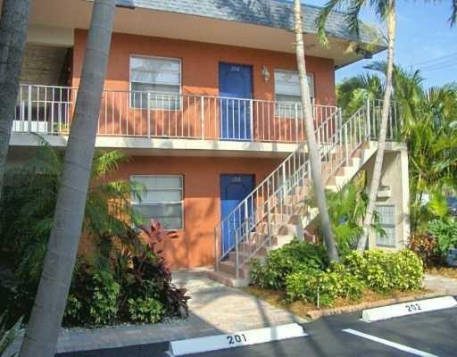 Secure your spacious 2 bed/1 bath sanctuary—featuring impact windows and nestled near a serene city park, a short walk from Downtown Ft Lauderdale's vibrant heart! Discover the epitome of city living in this exquisite, newly available 2 bed/1 bath apartment, perfectly perched in the vibrant heart of the city and directly facing the serene Florence C Hardy Park.
