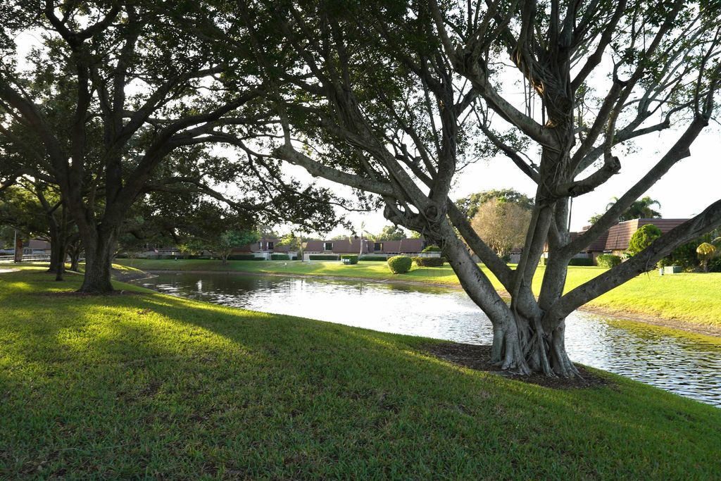 Photo of 1916 19th Lane, Palm Beach Gardens, FL 33418 (MLS # B26000375)