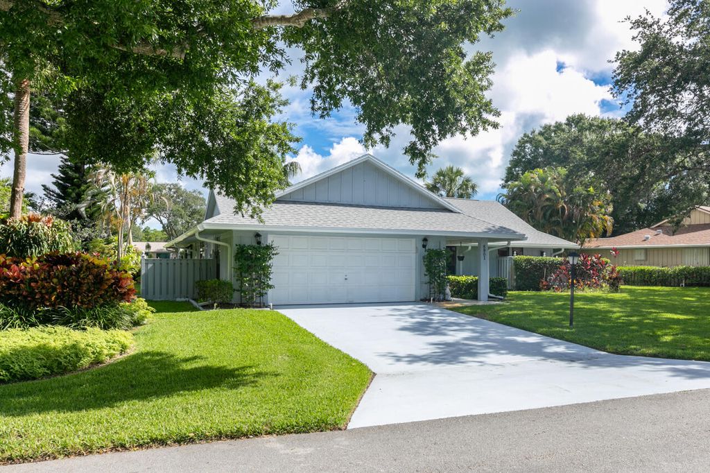 Photo of 8901 SE Eaglewood Way, Hobe Sound, FL 33455 (MLS # R10999651)
