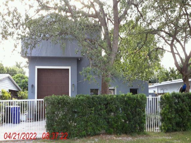 Land value only. Home is uninhabitable. Cash only. Subject to court approval. -- Great investor / builder opportunity in thriving Tarpon River. 2 meters on this property.