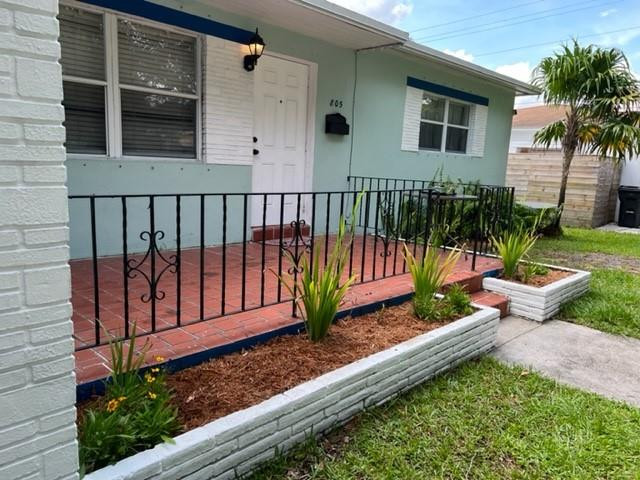 HOLLYWOOD LITTLE RANCHES - Residential