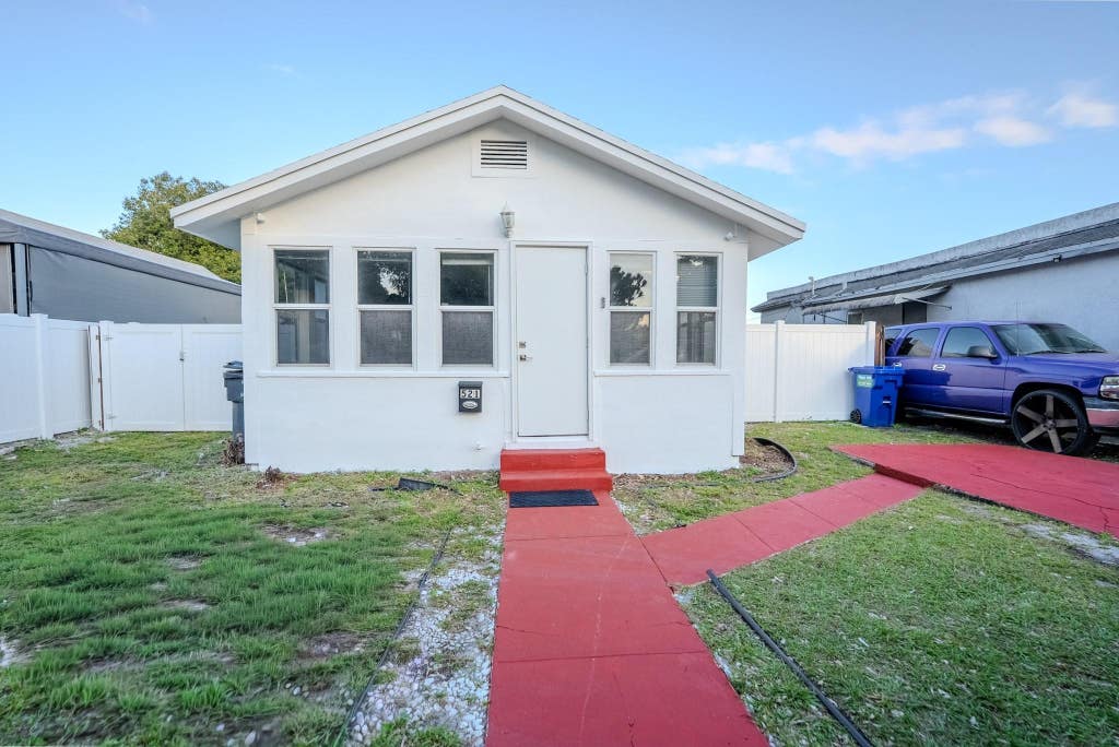 Photo of 521 S 24th Avenue, Hollywood, FL 33020 (MLS # B26060114)