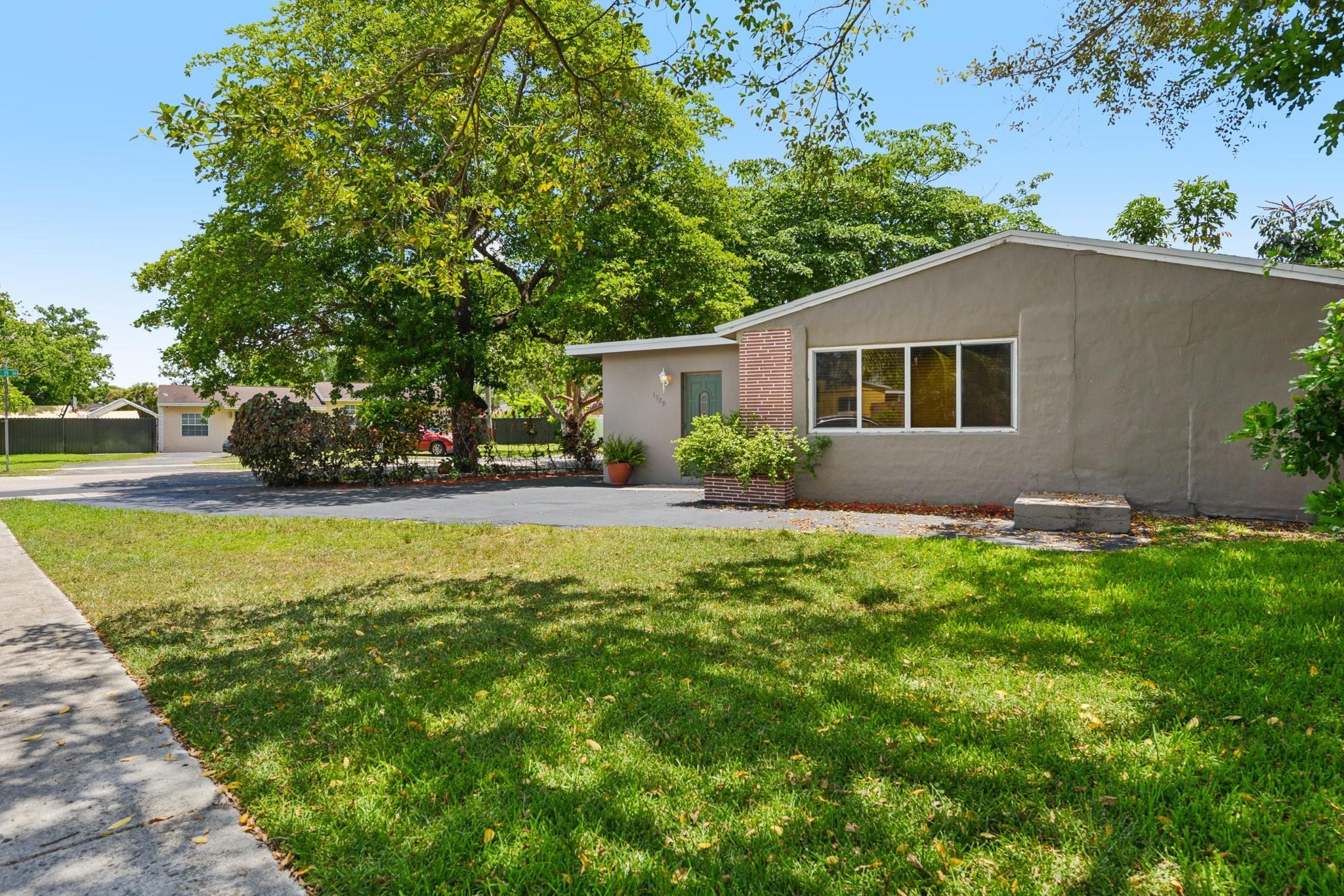 1520 SW 47th Ter